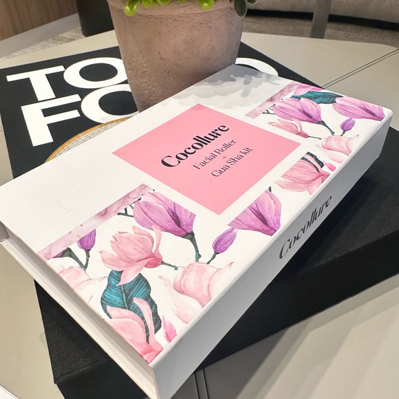 Face Jade roller stone with gua sha kit for the face massager in a magnetic box - Picture 4 of 9